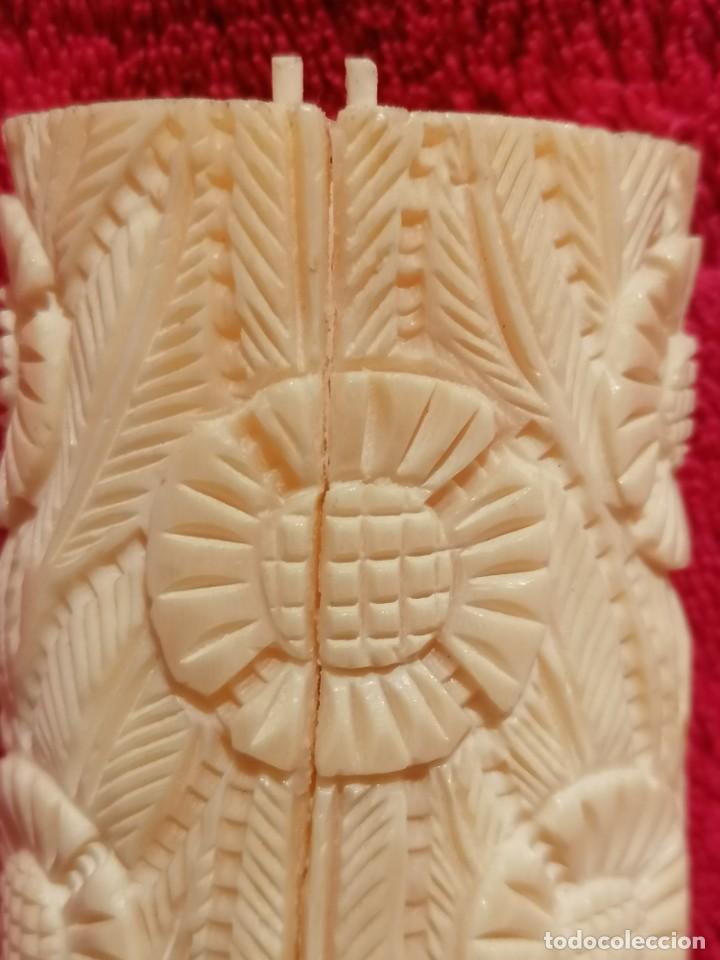 Antig&uuml;edades: TALLAS EN HUESO SOBRE BASE DE MADERA - Foto 17
