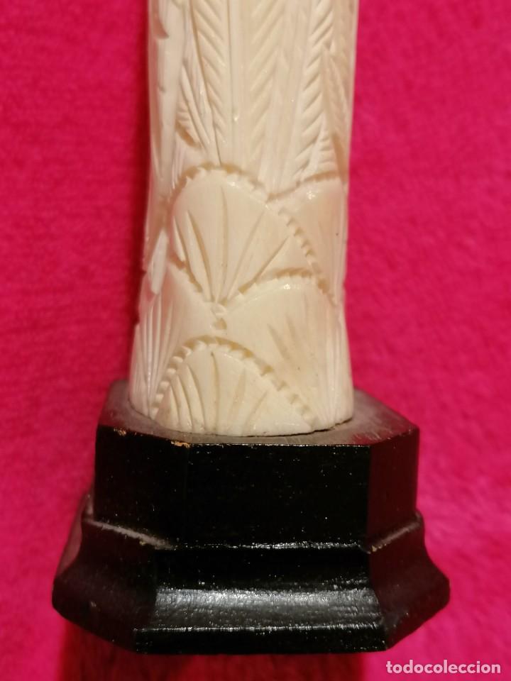 Antig&uuml;edades: TALLAS EN HUESO SOBRE BASE DE MADERA - Foto 18
