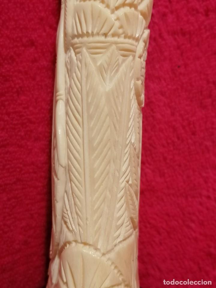 Antig&uuml;edades: TALLAS EN HUESO SOBRE BASE DE MADERA - Foto 19
