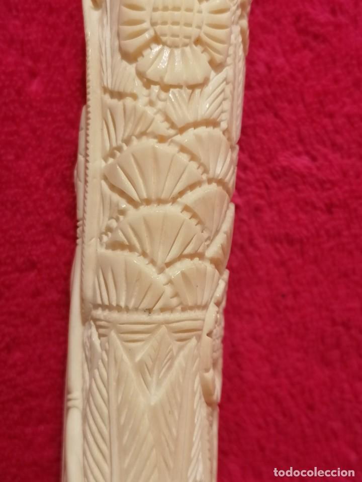 Antig&uuml;edades: TALLAS EN HUESO SOBRE BASE DE MADERA - Foto 20
