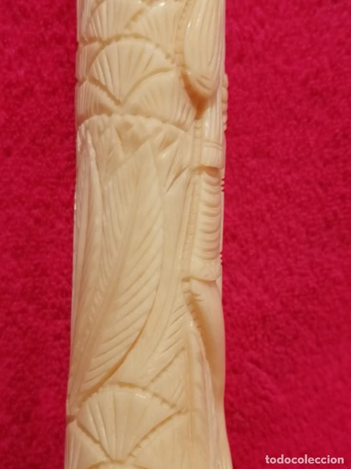 Antig&uuml;edades: TALLAS EN HUESO SOBRE BASE DE MADERA - Foto 30