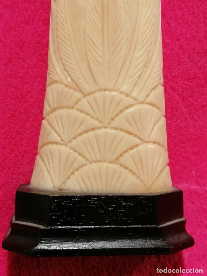 Antig&uuml;edades: TALLAS EN HUESO SOBRE BASE DE MADERA - Foto 33