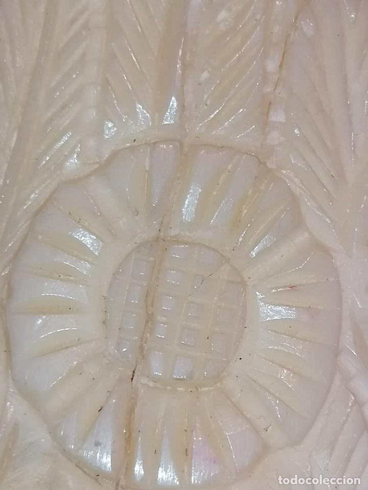 Antig&uuml;edades: TALLAS EN HUESO SOBRE BASE DE MADERA - Foto 41