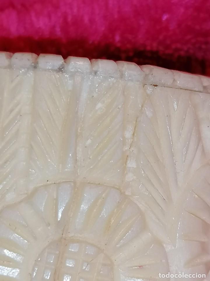 Antig&uuml;edades: TALLAS EN HUESO SOBRE BASE DE MADERA - Foto 42