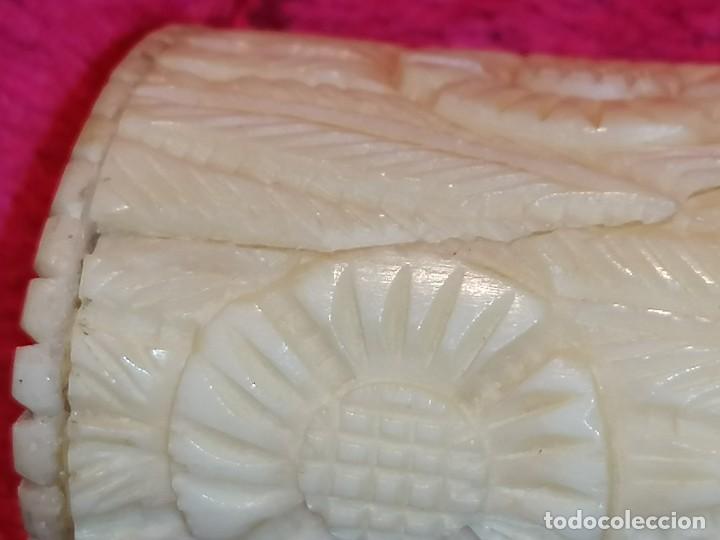 Antig&uuml;edades: TALLAS EN HUESO SOBRE BASE DE MADERA - Foto 43