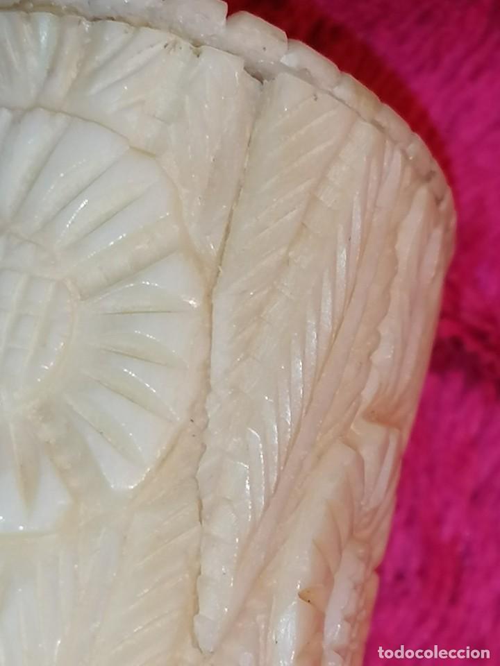 Antig&uuml;edades: TALLAS EN HUESO SOBRE BASE DE MADERA - Foto 44
