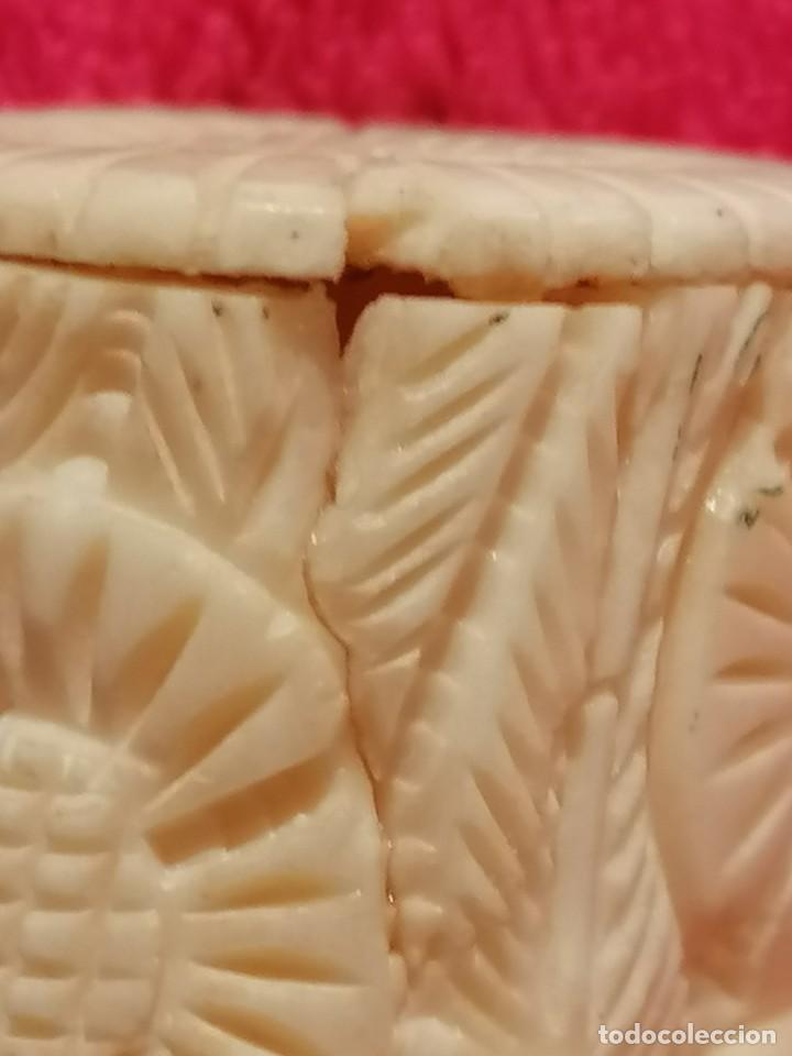 Antig&uuml;edades: TALLAS EN HUESO SOBRE BASE DE MADERA - Foto 52