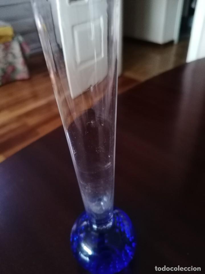 Antiquit&eacute;s: FLORERO DE CRISTAL PEQUE&Ntilde;O CON LA BASE EN AZUL