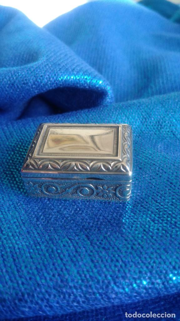 Antig&uuml;edades: CAJITA DE PLATA LABRADA - Foto 1