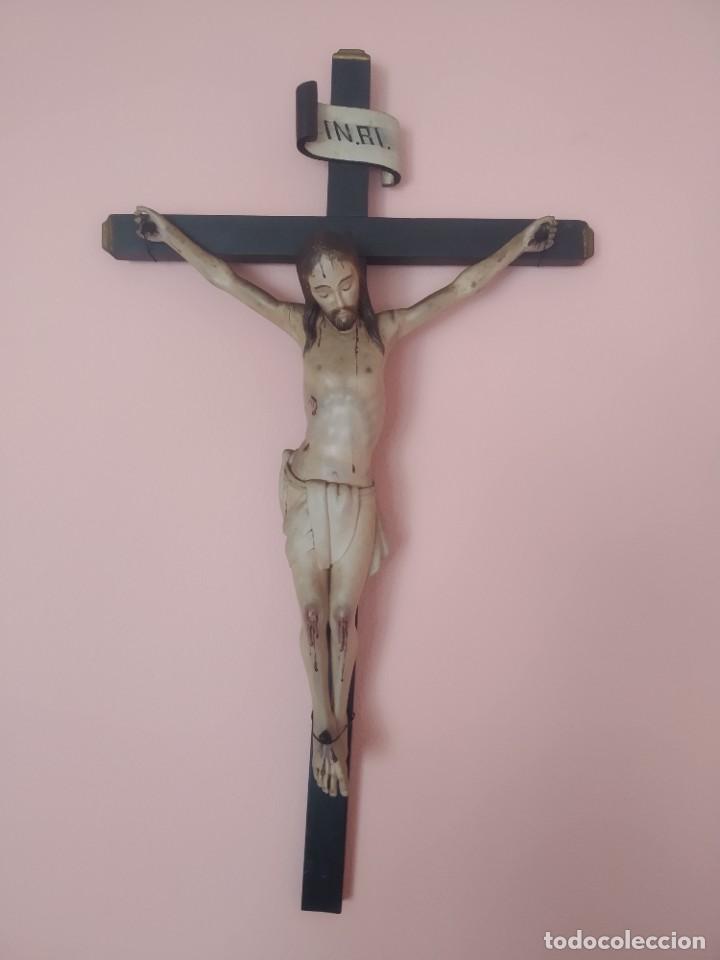 Antig&uuml;edades: Cristo en la Cruz tallado en madera - Foto 1