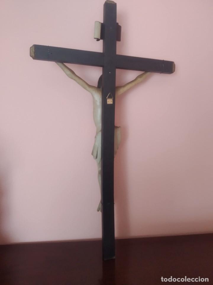 Antig&uuml;edades: Cristo en la Cruz tallado en madera - Foto 2