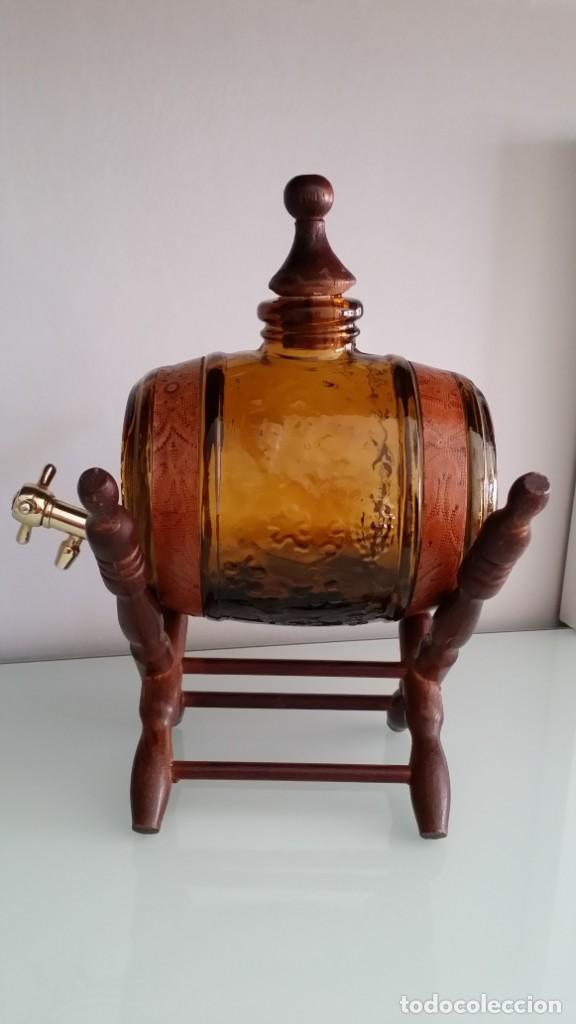 Antig&uuml;edades: Licorera de barril con copas VINTAGE - Foto 10