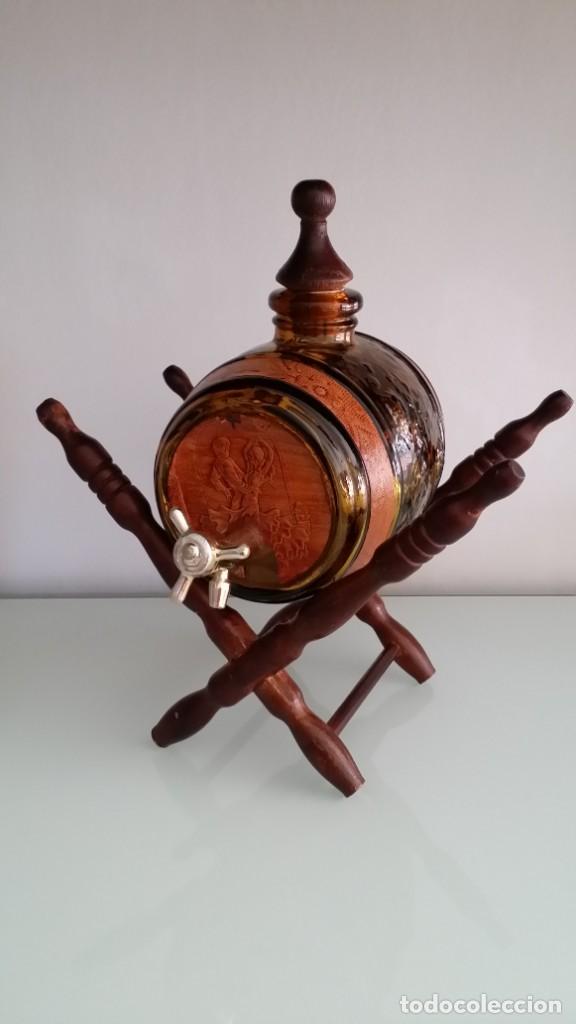 Antig&uuml;edades: Licorera de barril con copas VINTAGE - Foto 11