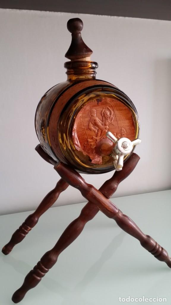 Antig&uuml;edades: Licorera de barril con copas VINTAGE - Foto 12