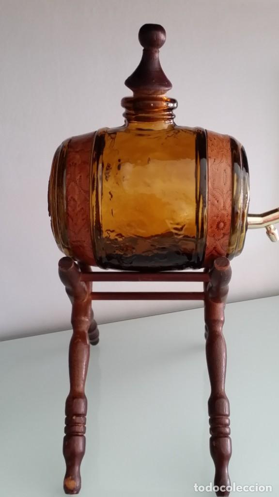 Antig&uuml;edades: Licorera de barril con copas VINTAGE - Foto 13
