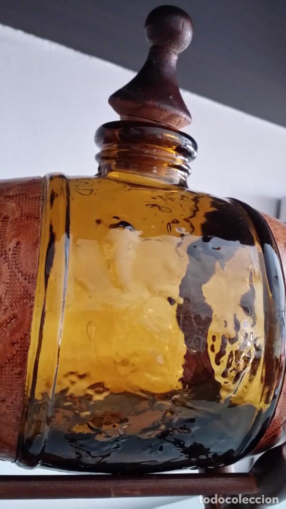 Antig&uuml;edades: Licorera de barril con copas VINTAGE - Foto 14