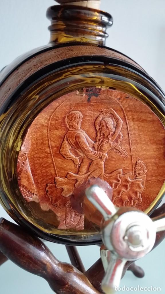 Antig&uuml;edades: Licorera de barril con copas VINTAGE - Foto 15