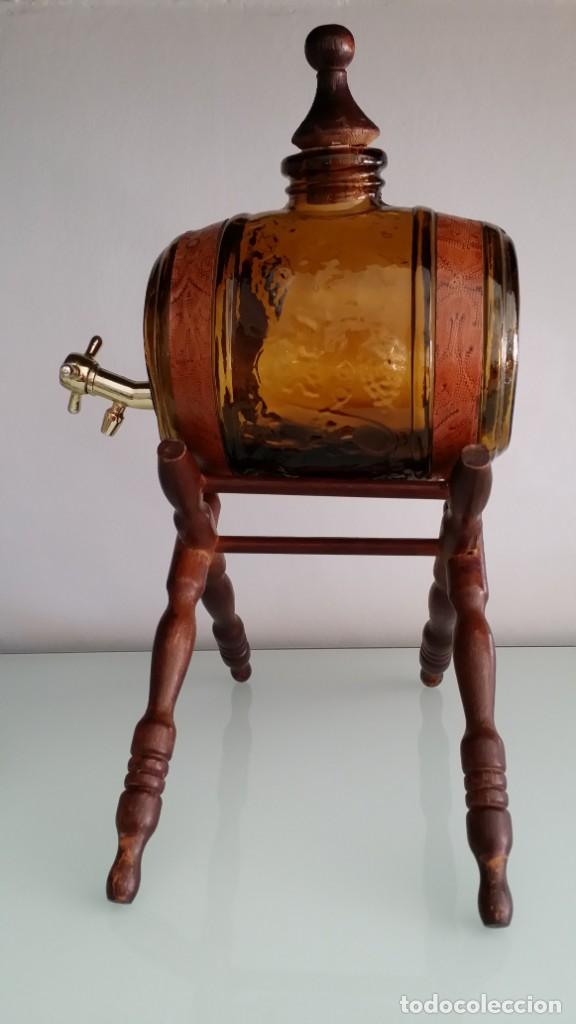 Antig&uuml;edades: Licorera de barril con copas VINTAGE - Foto 1
