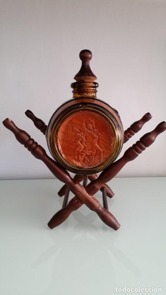Antig&uuml;edades: Licorera de barril con copas VINTAGE - Foto 17