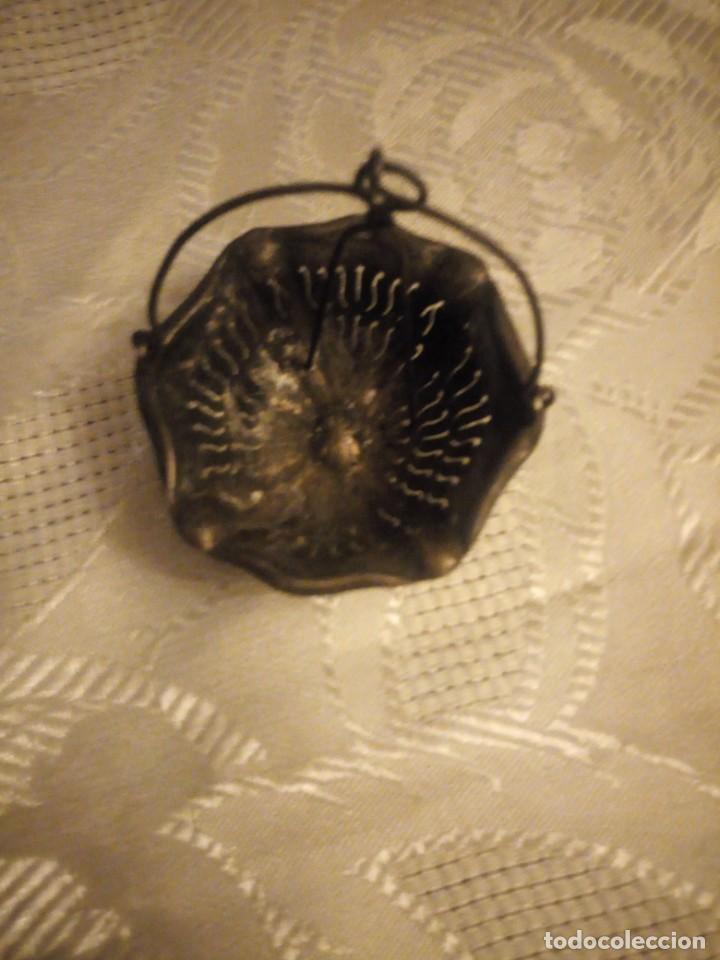 Antig&uuml;edades: Antiguo escurridor de te ba&ntilde;ado en plata - Foto 2