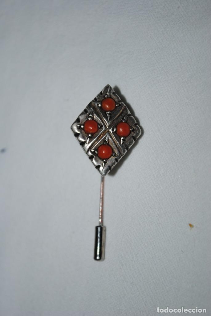 Antig&uuml;edades: ALFILER DE PLATA Y CORAL - Foto 1