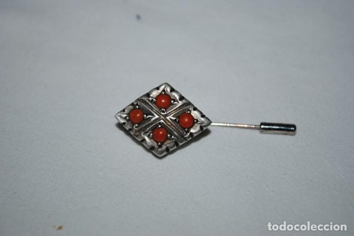 Antig&uuml;edades: ALFILER DE PLATA Y CORAL - Foto 2