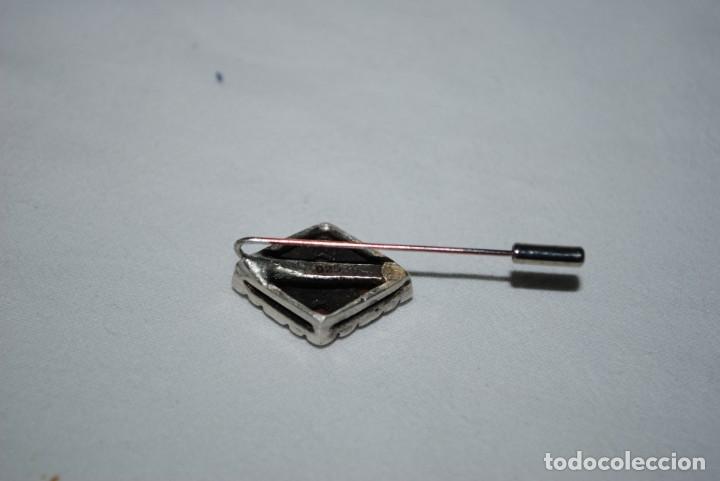 Antig&uuml;edades: ALFILER DE PLATA Y CORAL - Foto 3