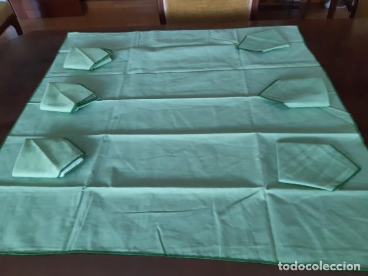 Antig&uuml;edades: MANTEL VERDE CON 6 SERVILLETAS. SIN ESTRENAR. - Foto 2