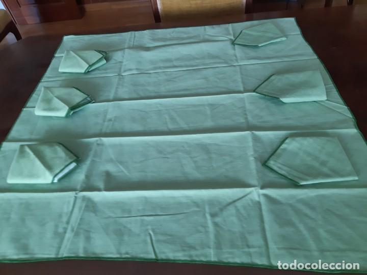 Antig&uuml;edades: MANTEL VERDE CON 6 SERVILLETAS. SIN ESTRENAR. - Foto 3