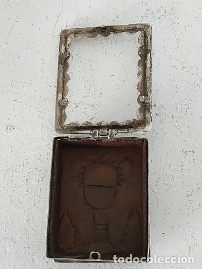 Antig&uuml;edades: RELICARIO DE PLATA REPUJADA Y CUERO EN EL INTERIOR - Foto 4