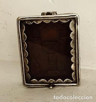 Antig&uuml;edades: RELICARIO DE PLATA REPUJADA Y CUERO EN EL INTERIOR - Foto 1