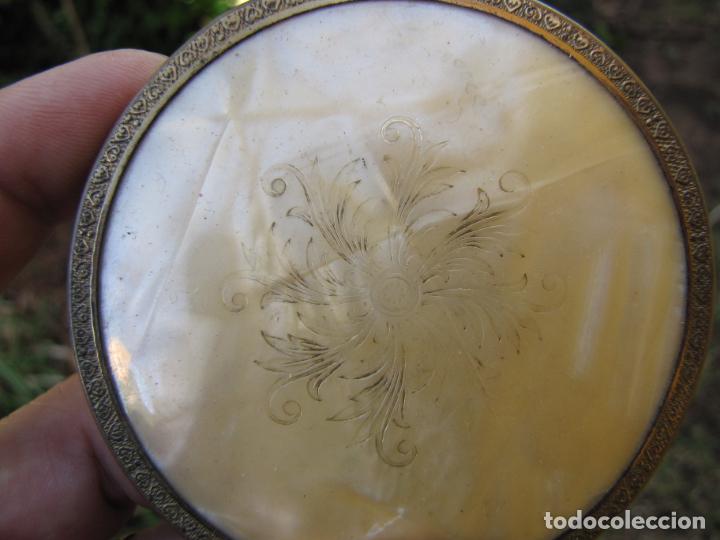 Antig&uuml;edades: 11.- Polvera nacar o simil de lat&oacute;n. - Foto 3