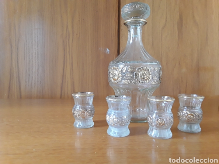 Antig&uuml;edades: BOTELLA DE CRISTAL CON VASOS - Foto 1