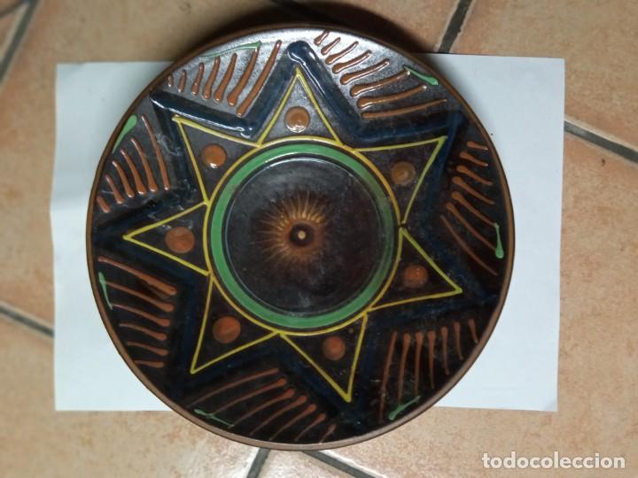 Antig&uuml;edades: plato de barro cocido y decorada , mide 32cm - Foto 1