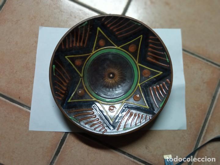 Antig&uuml;edades: plato de barro cocido y decorada , mide 32cm - Foto 2