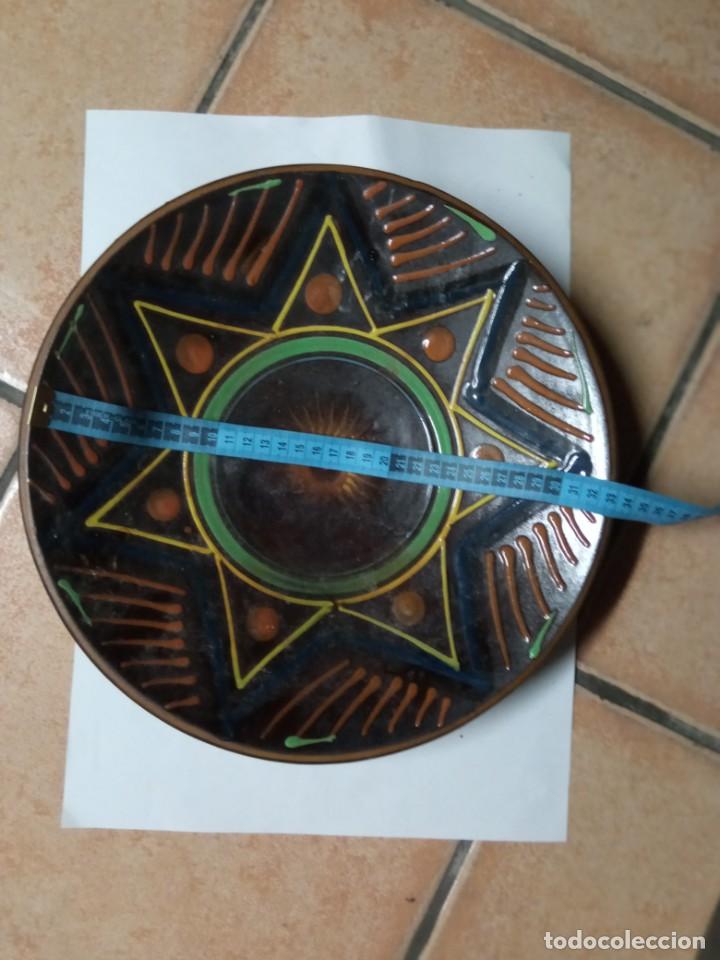 Antig&uuml;edades: plato de barro cocido y decorada , mide 32cm - Foto 4
