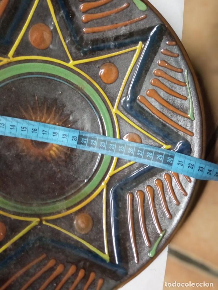 Antig&uuml;edades: plato de barro cocido y decorada , mide 32cm - Foto 5