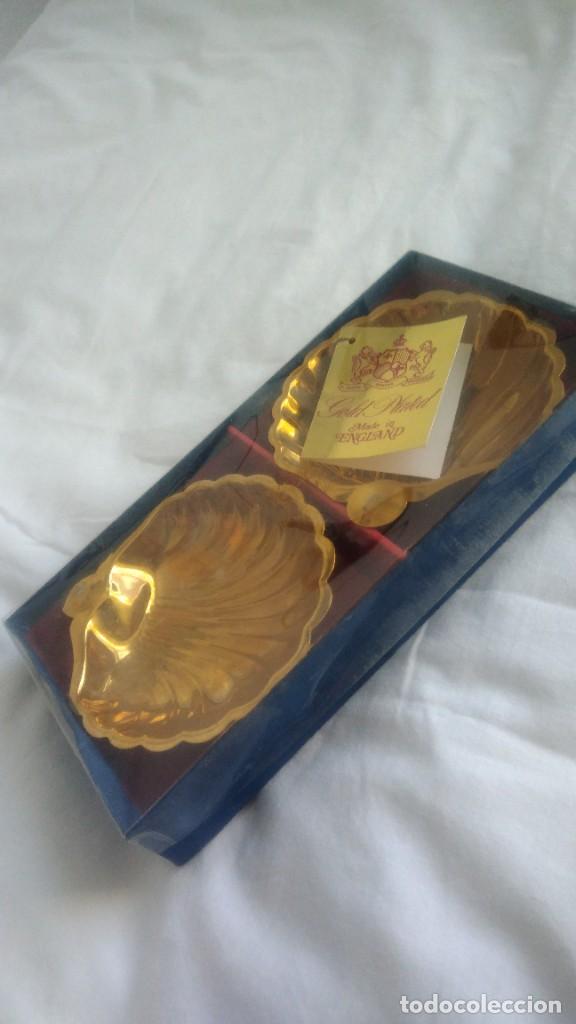 Antig&uuml;edades: DOS CONCHAS BAUTISMALES CHAPADAS EN ORO, EN SU ESTUCHE.