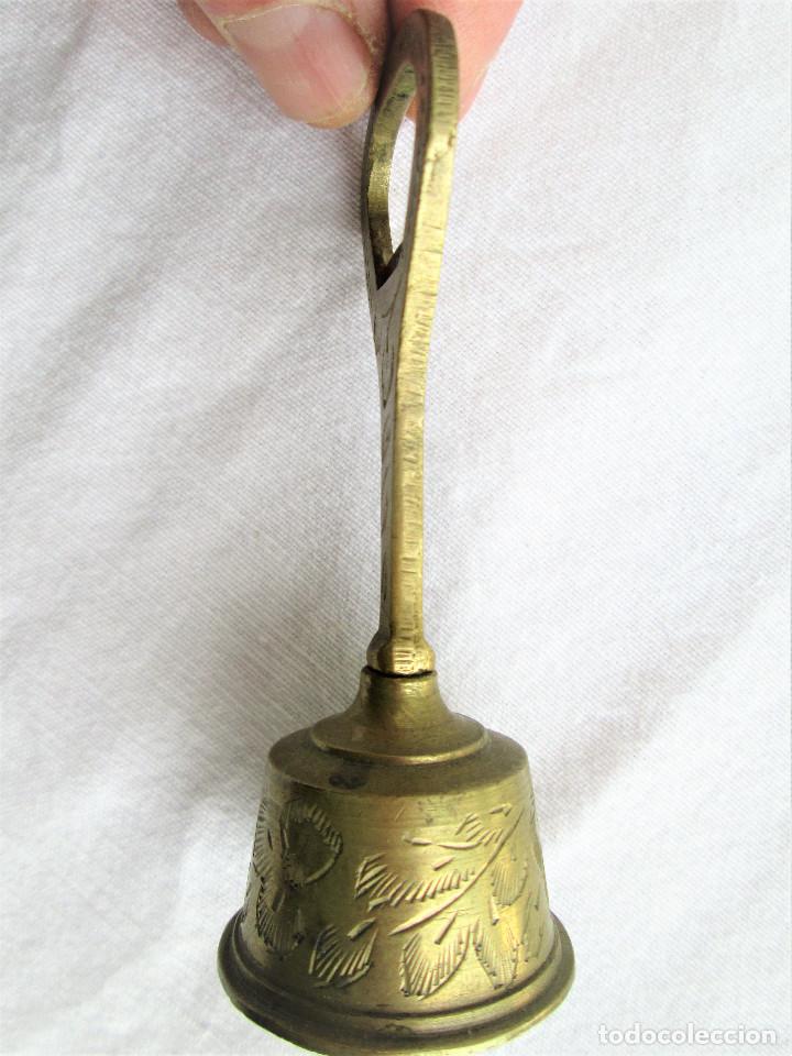 Antig&uuml;edades: CAMPANILLA EN BRONCE - ABREBOTELLAS - Foto 4