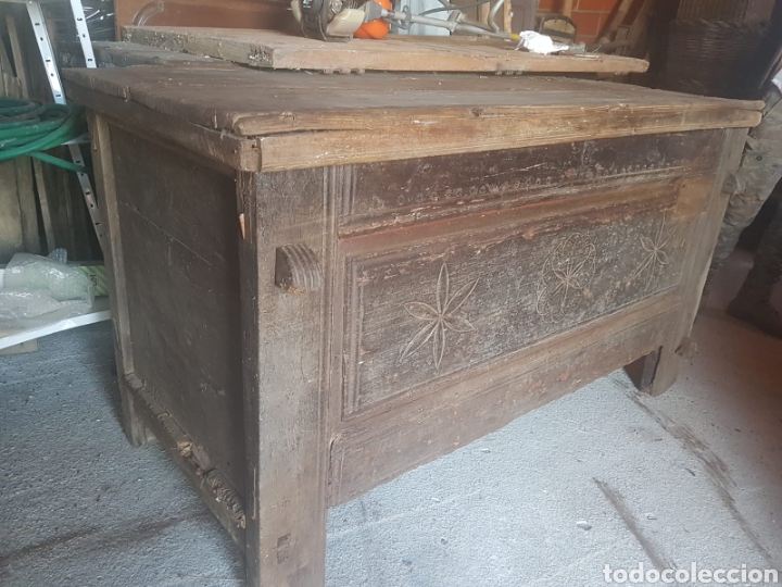 Antiques: Arc&oacute;n zamorano de roble con talla popular
