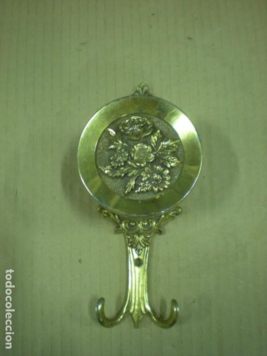 Antig&uuml;edades: PERCHERO METALICO DORADO PARA ANCLAR A PARED. MEDIDAS 20X8CM