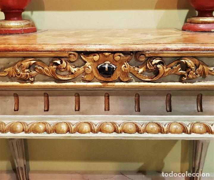 Antigüedades: Pareja de consolas de madera tallada, dorada, pintada y marmoleada. Finales del s. XVIII. - Foto 3 - 226866870
