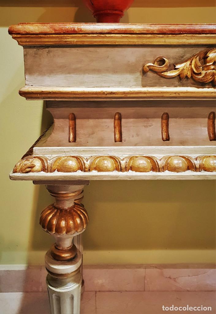 Antigüedades: Pareja de consolas de madera tallada, dorada, pintada y marmoleada. Finales del s. XVIII. - Foto 4 - 226866870