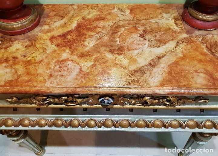 Antigüedades: Pareja de consolas de madera tallada, dorada, pintada y marmoleada. Finales del s. XVIII. - Foto 6 - 226866870