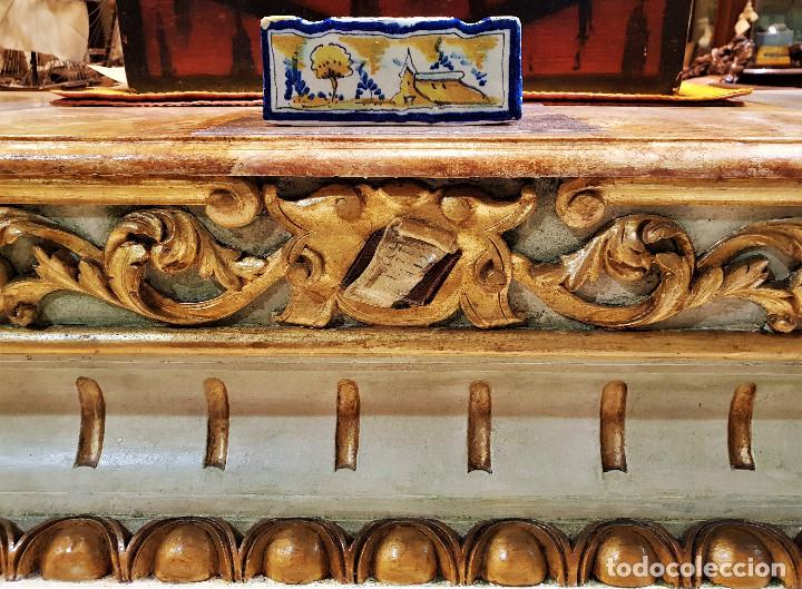 Antigüedades: Pareja de consolas de madera tallada, dorada, pintada y marmoleada. Finales del s. XVIII. - Foto 7 - 226866870