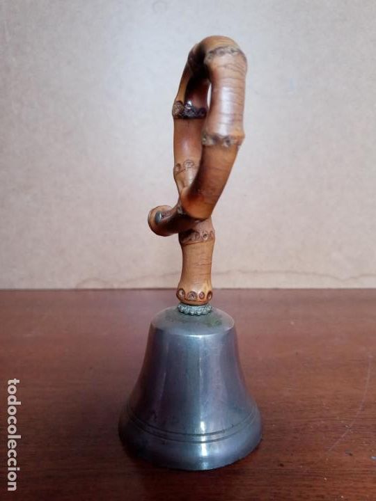 Antig&uuml;edades: Campana de mano con mango de ca&ntilde;a bambu o similar - Foto 2