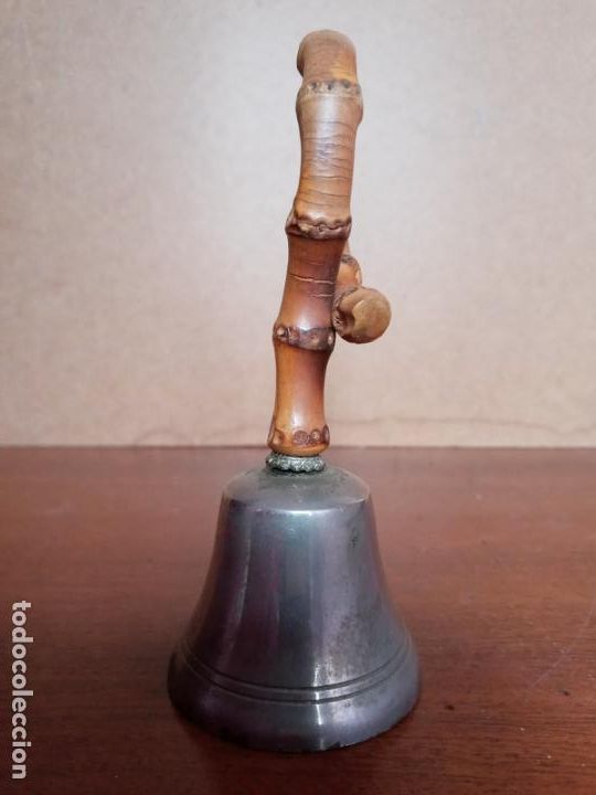 Antig&uuml;edades: Campana de mano con mango de ca&ntilde;a bambu o similar - Foto 4