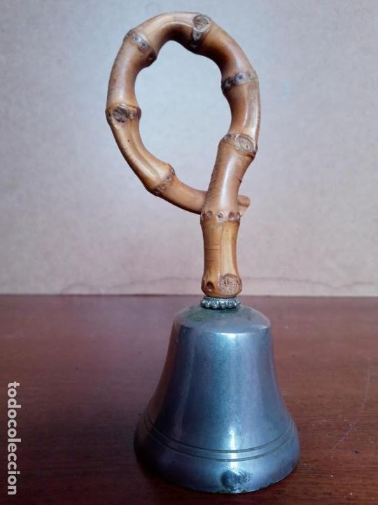 Antig&uuml;edades: Campana de mano con mango de ca&ntilde;a bambu o similar - Foto 1