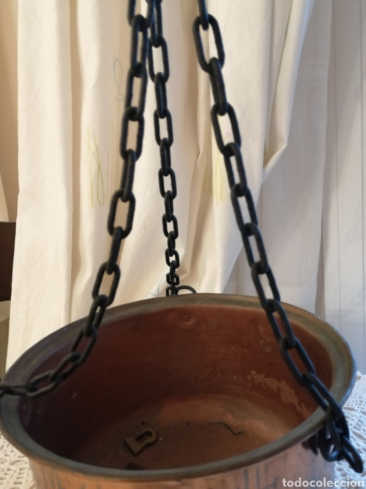 Antig&uuml;edades: Cazuela caldero de cobre con cadena - Foto 3