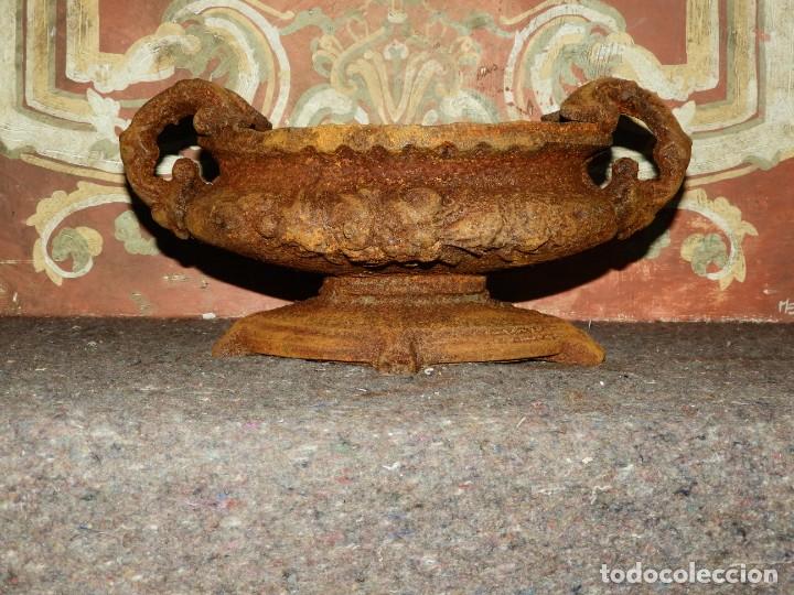 Antigüedades: JARDINERA MACETERO DE HIERRO CON DOS ASAS EN TONO OXIDO - Foto 3 - 226934770
